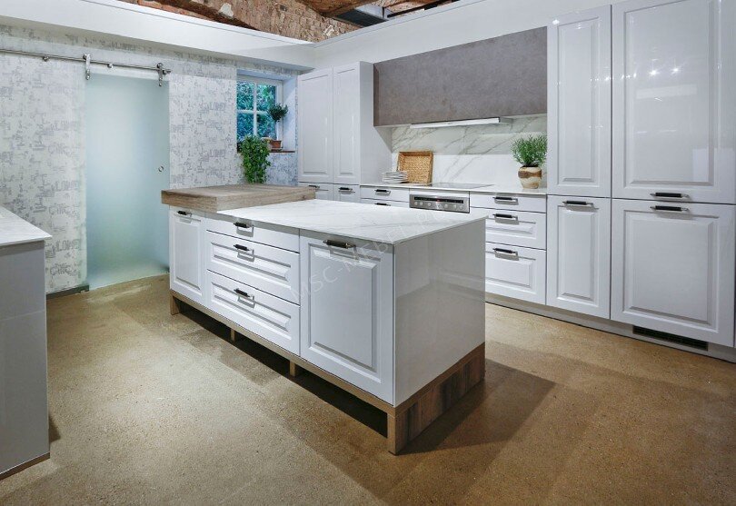 Кухня Bauformat из белого глянцевого пластик