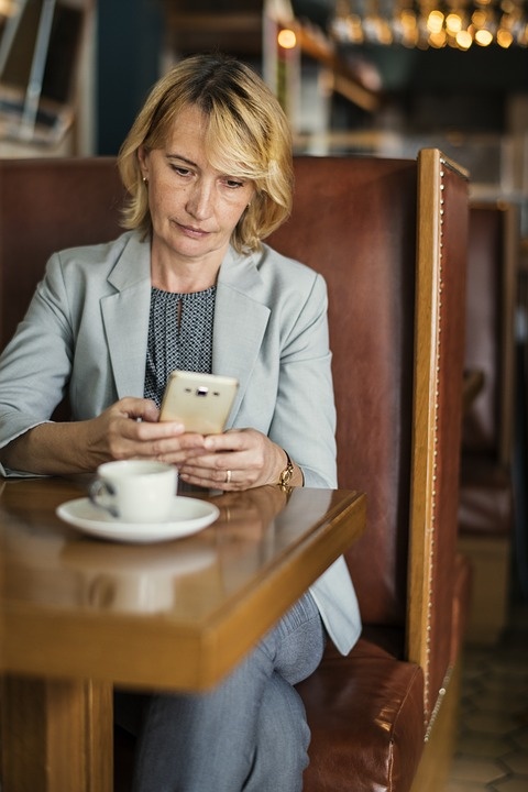 https://pixabay.com/photos/american-business-businesswoman-3387297/