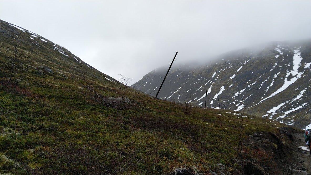Старые опоры освещения вдоль дороги на рудник