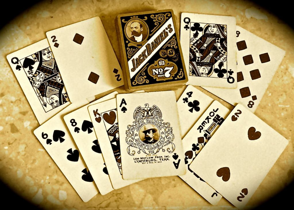 Игру погадать. Игральные карты. Красивые игральные карты. Игральные карты на столе. Карты гадальные.