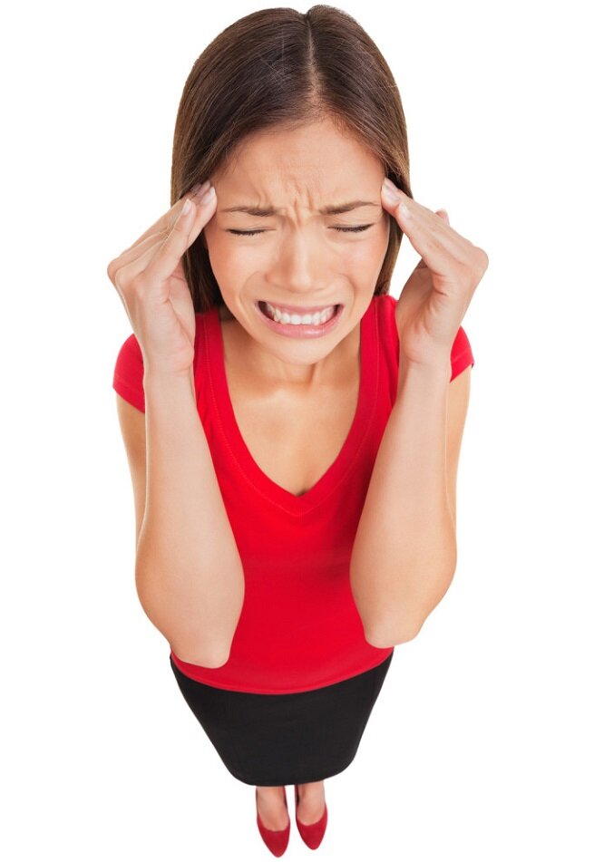 Что из себя представляет мигрень? Это сильная головная боль, которая, как правило, ощущается с одной из сторон головы. Чаще это лобно-височная доля, с отдачей на глазничную часть головы.