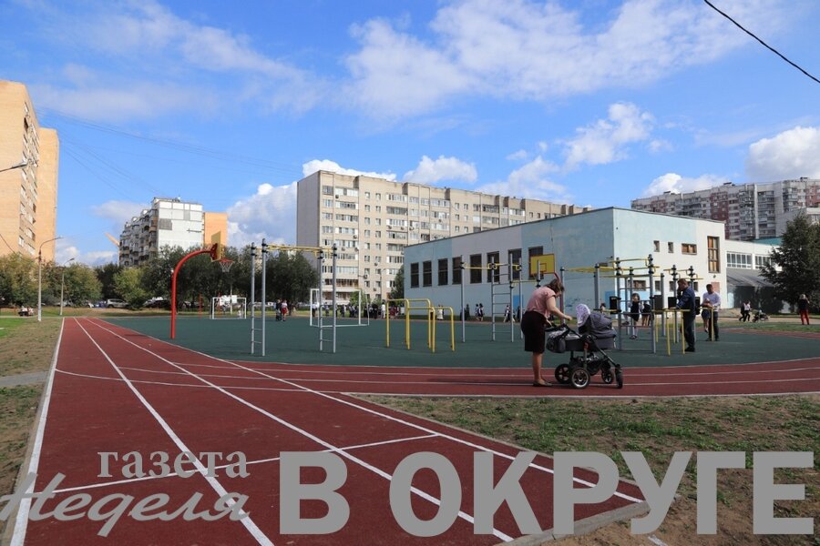 Спортивные мытищи. Школьный стадион Лопатино. Стадион в перловке Мытищи. Школьный стадион школы 1353 Зеленоград. Стадион школы Протон.
