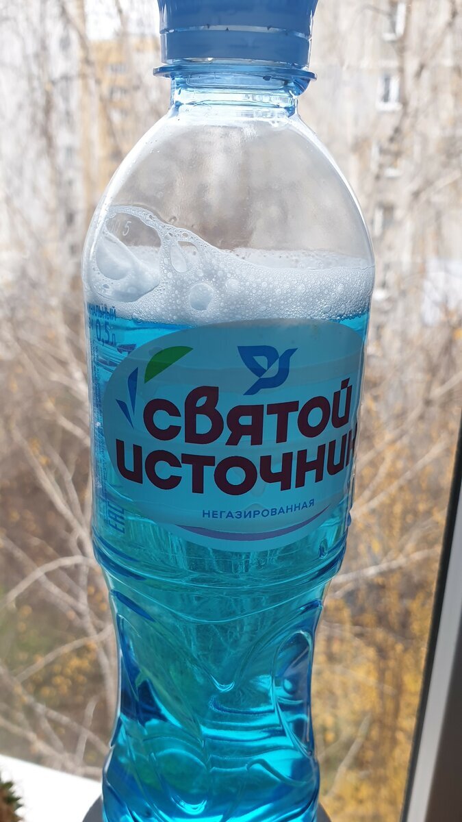Таблетка полностью растворилась и придала простой воде окрас "незамерзайки"
