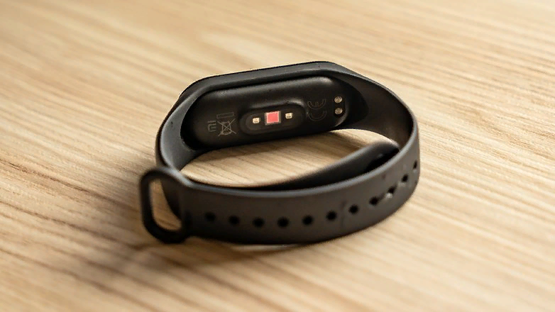 Mi Band 4 крепится одним щелчком