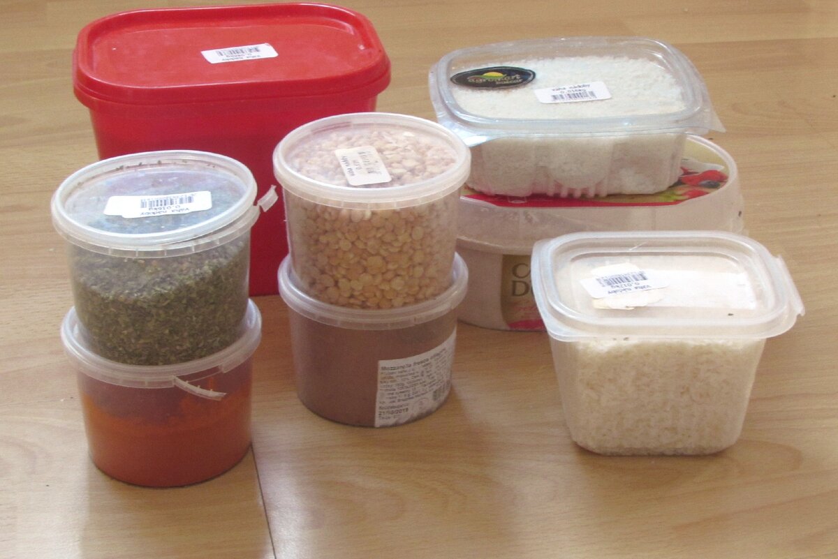 Использованная ранее тара здесь служит контейнером для покупок.