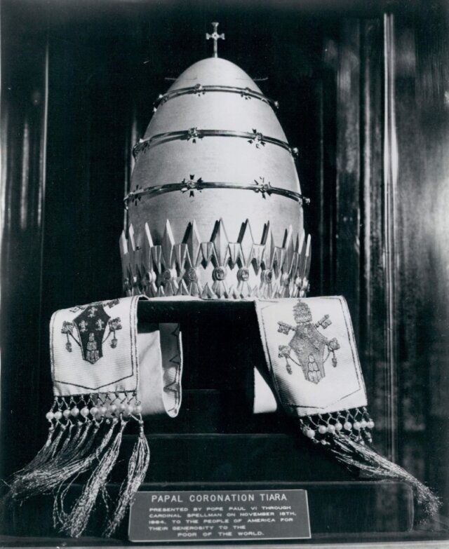 Тиара Римского Папы. С сайта https://theblueprint.ru/culture/what-the-pope-wears