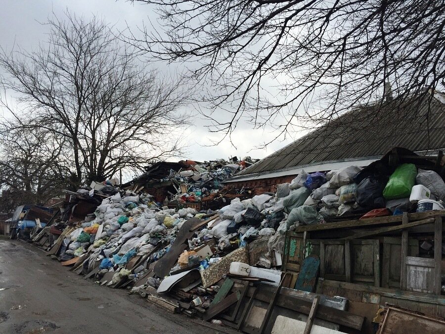 Примерно так это выглядело, только большая часть мусора была на территории домовладения