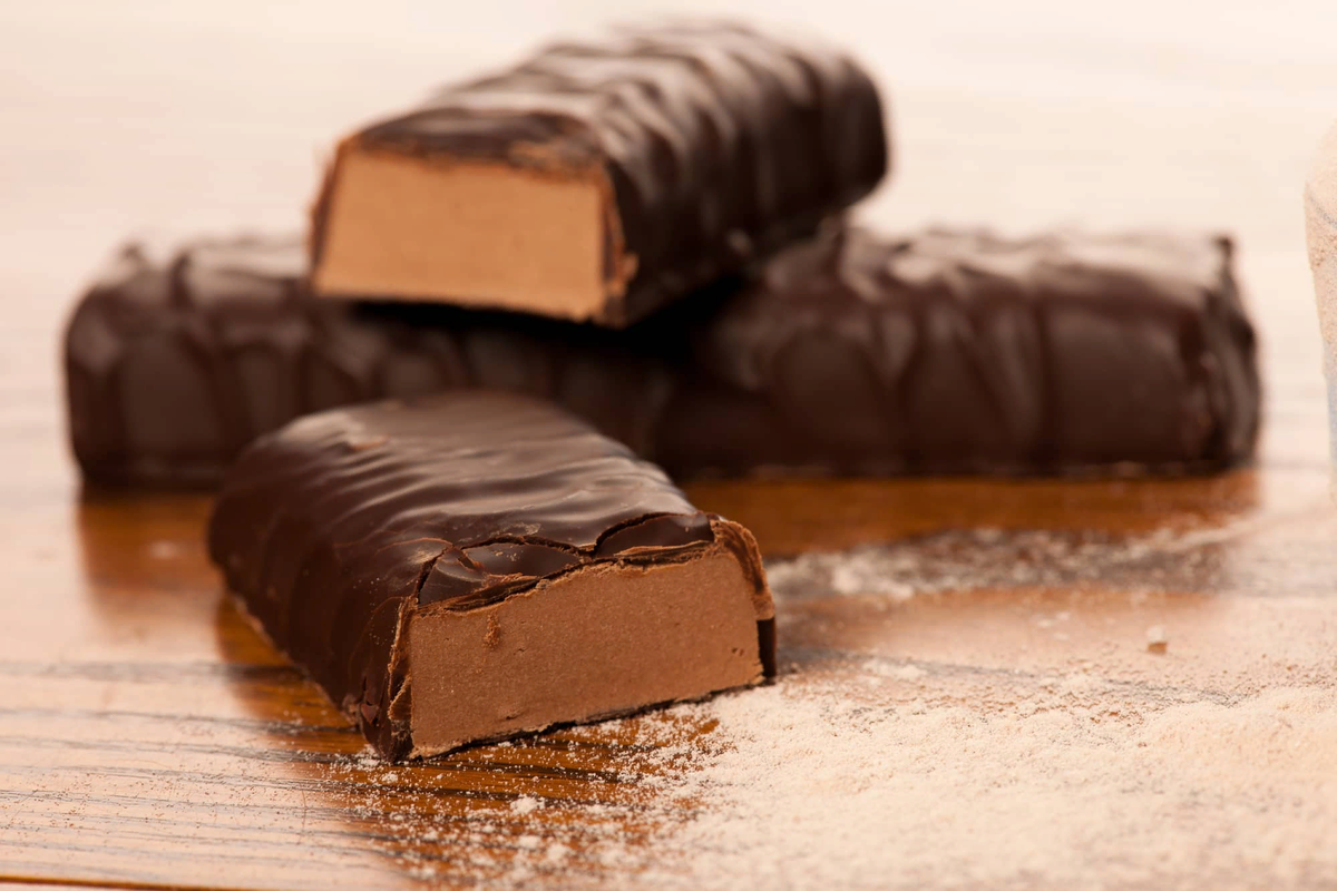 Масса купленного шоколадного батончика может быть. Шоколадные батончики. Протеиновый батончик с шоколадом. ПП шоколадные батончики. ПП батончики из шоколада.