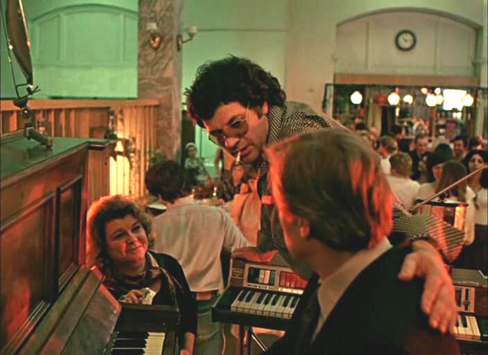  Она будет по-прежнему носить подносы, он — играть эстрадные шлягеры на местной эстраде?