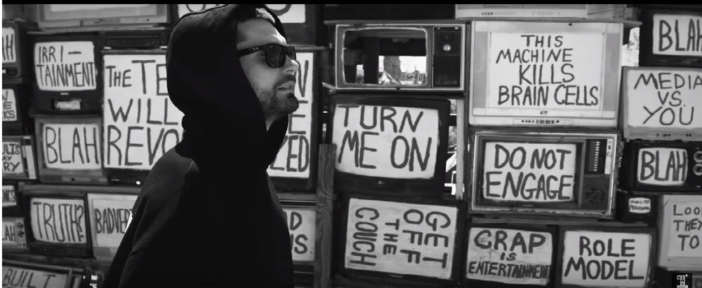 Фрагмент из клипа "Chasing the Horizon"