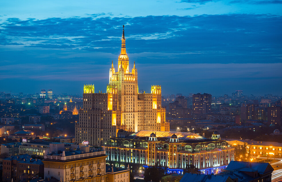 Где лучше всего в москве. Москва высотки МГУ Сити. Новая сталинская высотка в Москве. Сталинская высотка в Варшаве обзорная площадка. Сталинская высотка Барнаул.