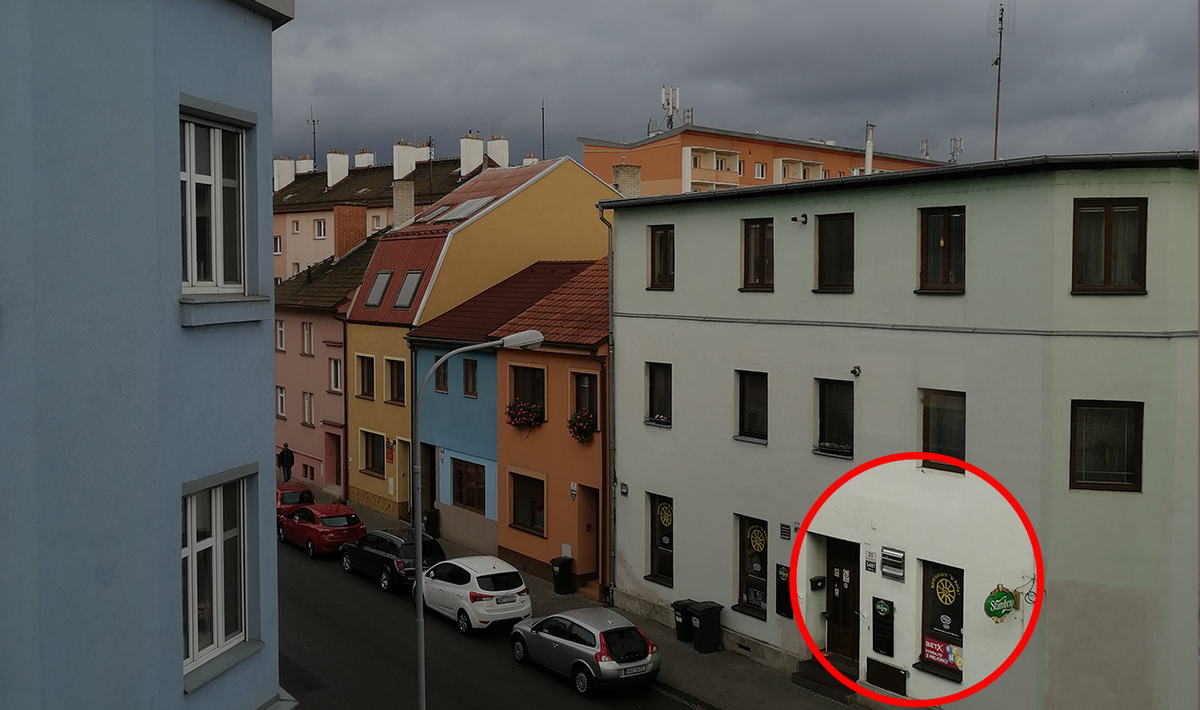 Вид из окна нашей квартирки — и сразу атмосферный местный паб