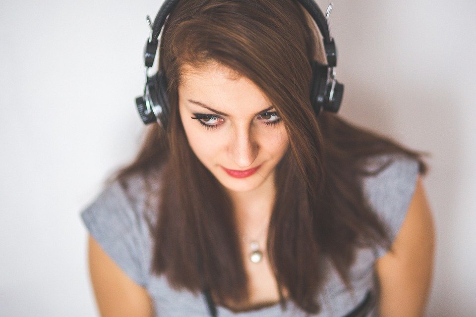 https://cdn.pixabay.com/photo/2015/05/31/13/10/girl-791686_960_720.jpg