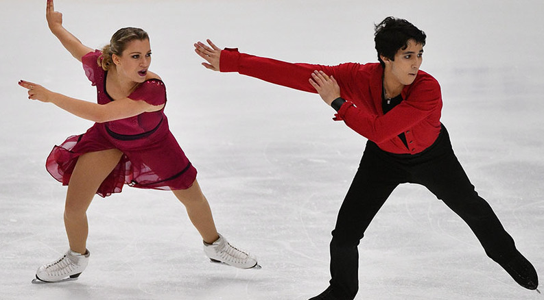 Действующие чемпионы мира среди юниоров Марджори Лажуа и Закари Лага из Канады во время этапа Гран-при России.