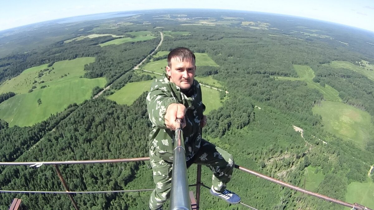 На Галичской телевышке – Михаил Киреев на той самой Галичской телевышке в 2016 году. Спустя год заброшенную мачту снесли.