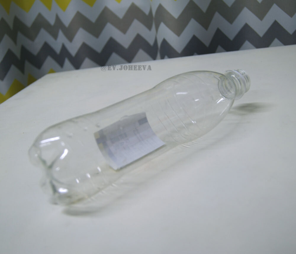 Здравствуйте!  Сегодня покажу вам достаточно простой мастер-класс по созданию Новогоднего сапога из обычной пластиковый бутылки.  Такой сапог можно сделать из бутылки любого размера.