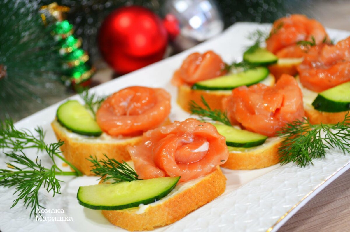 Я уже показывала как я солю красную рыбу. Были комментарии, рыбу разделали не правильно,масла на хлеб намазали мало.Рыбу нарезали не слишком тонко или наоборот не слишком толсто.
Уважаемые  мои друзья, гости и подписчики моего канала,ну я поделилась самим рецептом,показала и рассказала, уже вам решать, готовить так или иначе,но разделывать рыбу-каждый сам решит как.У меня не всегда получается ее разделать красиво.Иногда и сама рыба попадается рыхлая, а иногда наоборот, прекрасно поддается разделыванию.Те кусочки которые получились не красивыми, я обычно использую для приготовления рыбного масла, я кстати показывала уже рецепт.Ну а то что покрасивее, ясное дело-на стол. Ну вот и ещё один рецепт или способ-как я готовила рыбу.