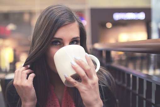 https://cdn.pixabay.com/photo/2016/11/19/14/51/drinking-1839680__340.jpg