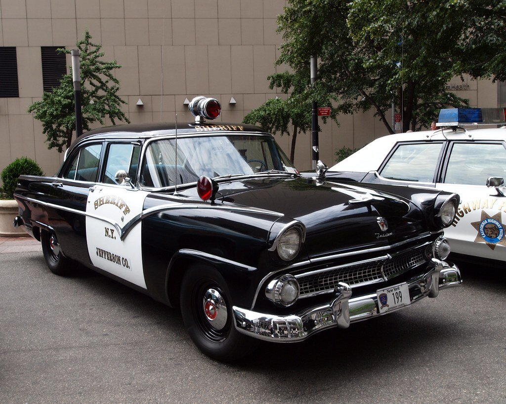  В отличии от арабских эмиратов где в распоряжении полиции имеются дорогущие гиперкары ценой более $3 млн, в США роль полицейских авто всегда выполняли полно- либо среднеразмерные седаны и...-2
