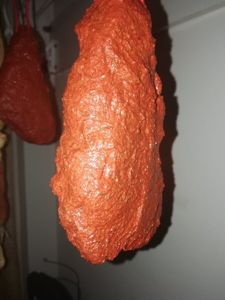 Свежеобмазанная и свежеповешенная бастурма на балконе