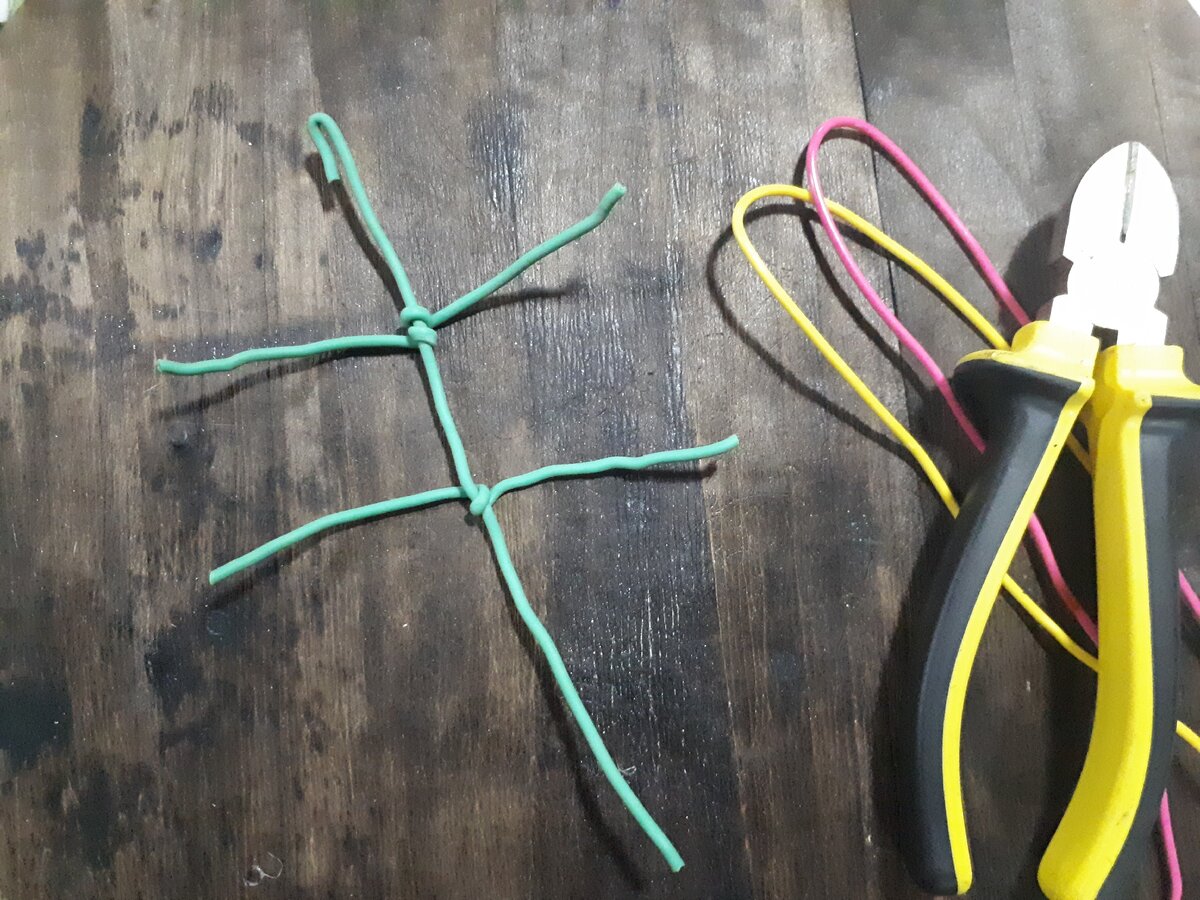 Проволочный каркас. Можно места соединений зафиксировать нитками