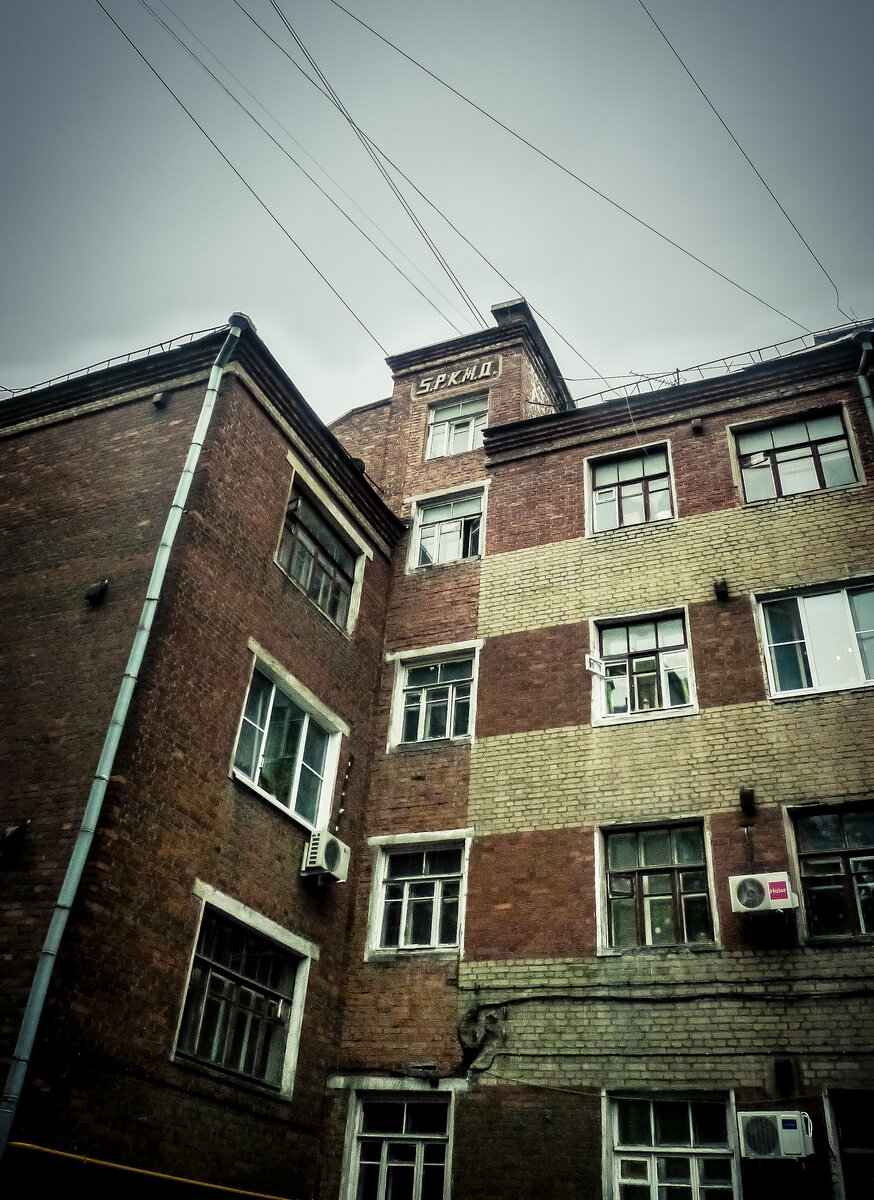 Один из двух жилых домов поселка железнодорожников.