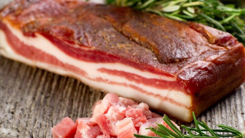 Грудинка в рассоле. Как засолить грудинку свиную в рассоле. Грудинка свиная соленая. Грудинка свиная соленая в рассоле. Свиная грудинка в рассоле.