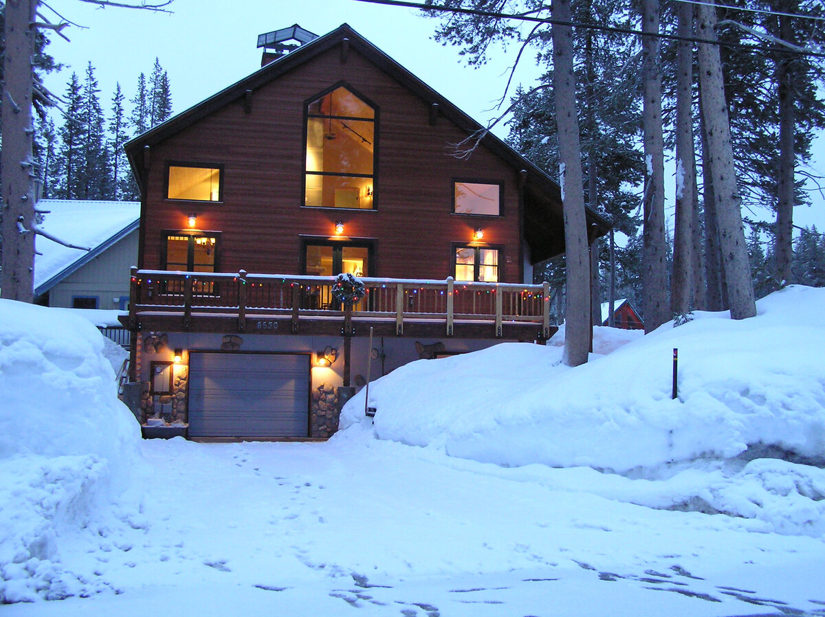зимний дачный домик. грин вилладж база отдыха зима. дача зимой. садовый домик зима. грин вилладж база новый год.