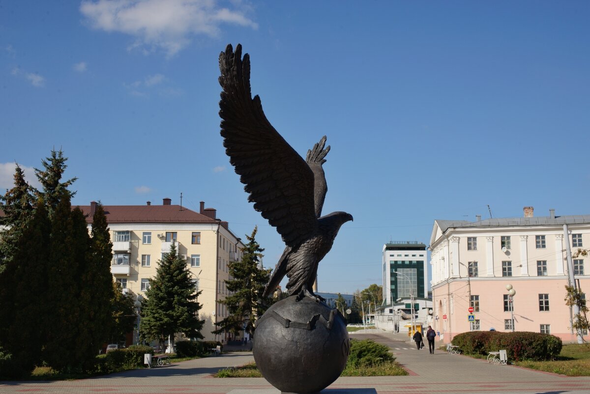 Сколько лет орлу в 2024. Орел в городе Орел. Город Орел Курская область. Липецкая область. Город Орел. Памятники города орла.