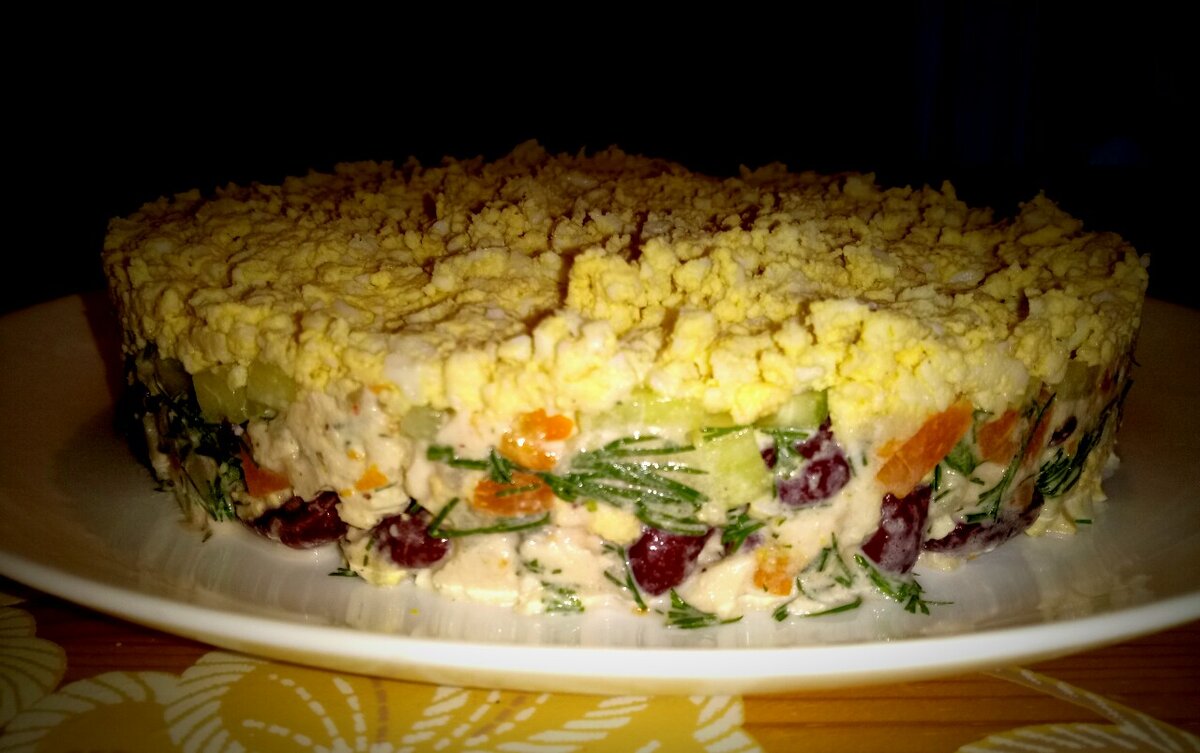 Вот такой сытный салат можно подать к столу