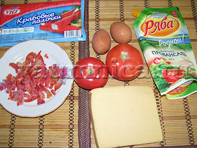 Что нам потребуется для салата:
200 г крабовых палочек,
два спелых помидора среднего размера,
один болгарский красный перец,
100 грамм сыра твердых сортов,
два яйца,
майонез.