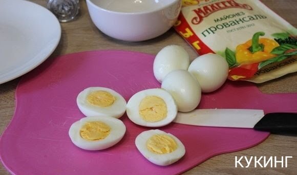 Яйца сварить вкрутую. Очистить. Разрезать вдоль на две половинки.