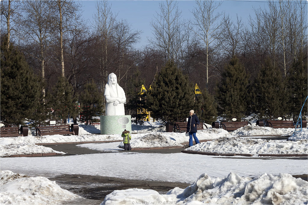 1. Скульптура МАТЬ на входе в Кузбасский парк © NickFW.ru