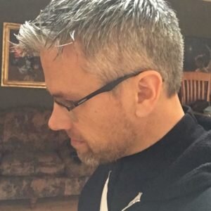 Он поступил учиться в Американскую академию искусств, в Чикаго. Его всегда привлекала и вдохновляла живопись русских импрессионистов. На своих картинах, мужчина чаще всего изображает людей в эпоху романтизма.