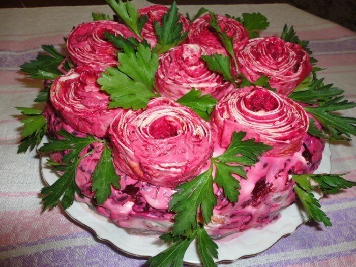 Вот еще один вариант , как украсить салат