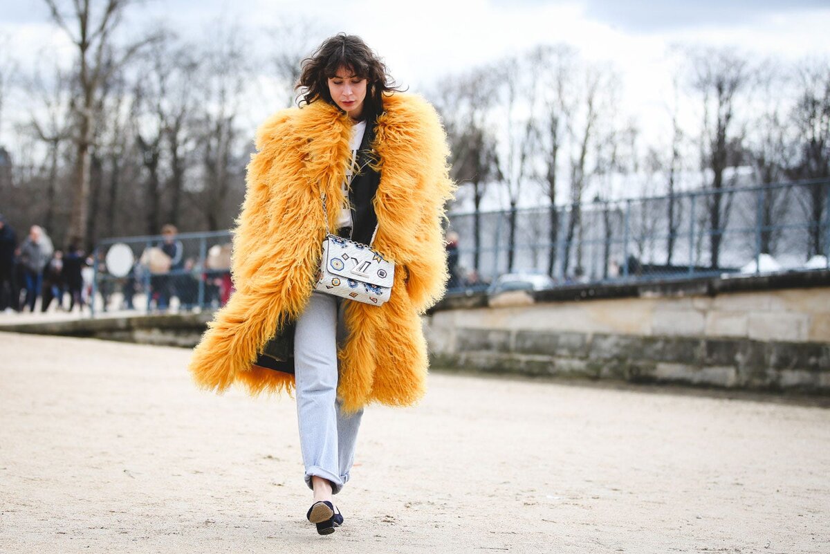 Декорированная сумка смотрится несколько странно на пожилых леди. /Фото: s1.r29static.com