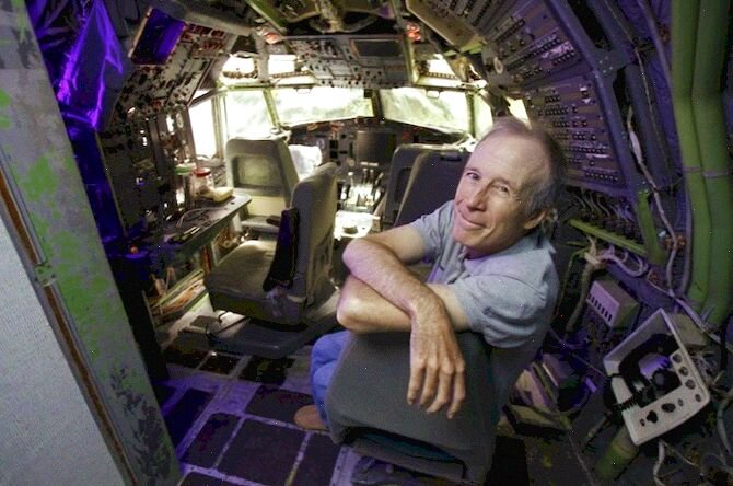 Брюс Кэмпбелл и его дом-самолет