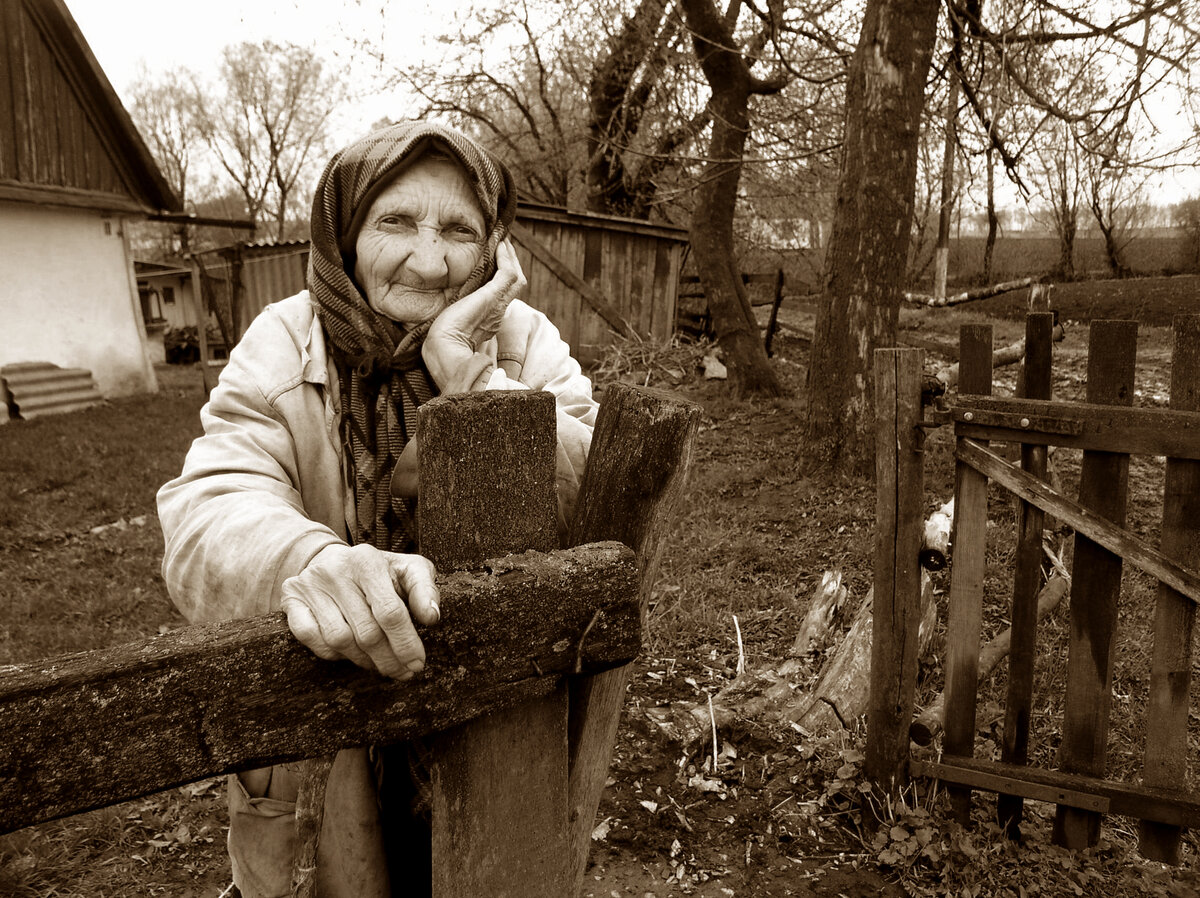 Старушка в деревне. Старушка у забора. Старая бабушка в деревне. Старушка у калитки.