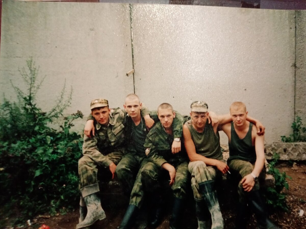 С некоторыми дагами мы дружили, с некоторыми только общались,а некоторых, таких как комбат,и его многочисленные родственники, случайно проходящие службу у своего дяди- ненавидели.