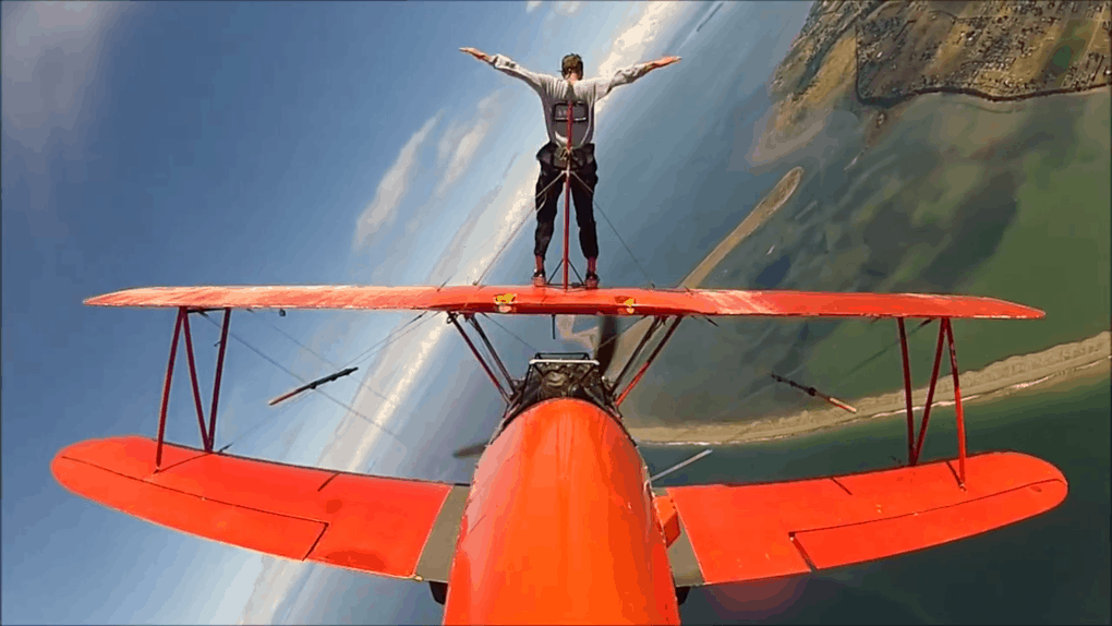 Самолет летит 250 км/ч, и погулять (со страховкой) по его крылу предоставляется возможным жителям Вашингтона. 
Организаторы опасного развлечения утверждают, что эмоции несравнимы ни с чем – самолет будет взмывать вниз, вверх, а клиент, который тщательно закреплен на крыле, ощутит противоречивые и очень сильные эмоции: ужасы, радость и восторг. 
