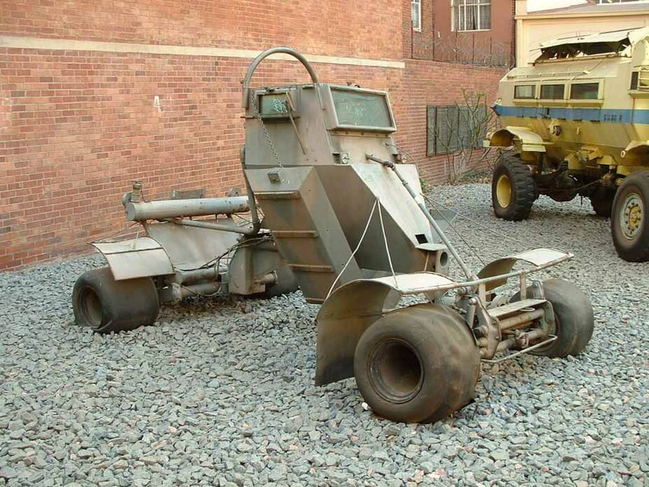 Транспортное средство для разминирования дорог под названием Pookie, построен в Родезии в 1976 году. Стоит обратить внимание на оснащение данной машины. Шины это б/у покрышки Формулы-1, благодаря им машина получала низкое удельное давление на грунт. Так же под днищем подвешен металлодетектор, именно с помощью него и обнаруживались мины.                                           