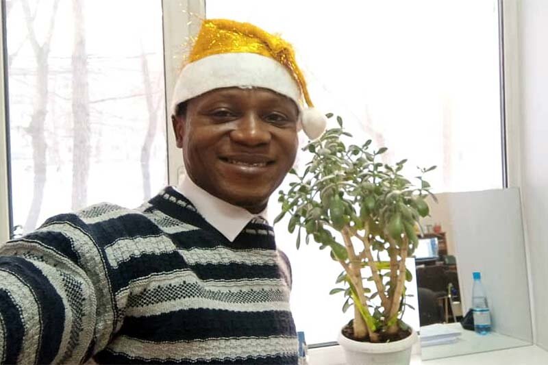 Нигериец Кола впервые в жизни увидел снег и встретил Новый год в России