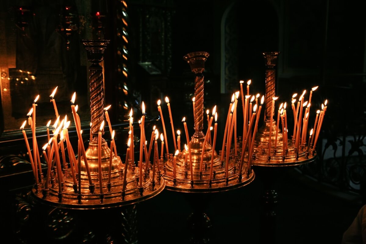 Свечи погасли в церкви. Свечи в церкви. Много свечей. Свечи в соборе. Свечи на подсвечнике в храме.