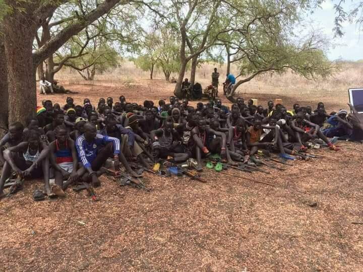 Молодые воины племени мурле слушают речь их лидера Дэвида Яу Яу перед атакой.