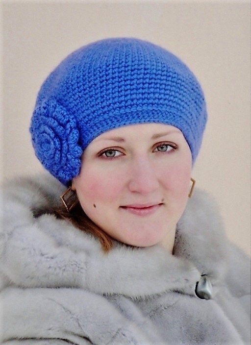Вязаный берет "Василёк" Модель Ольги Щепетильниковой