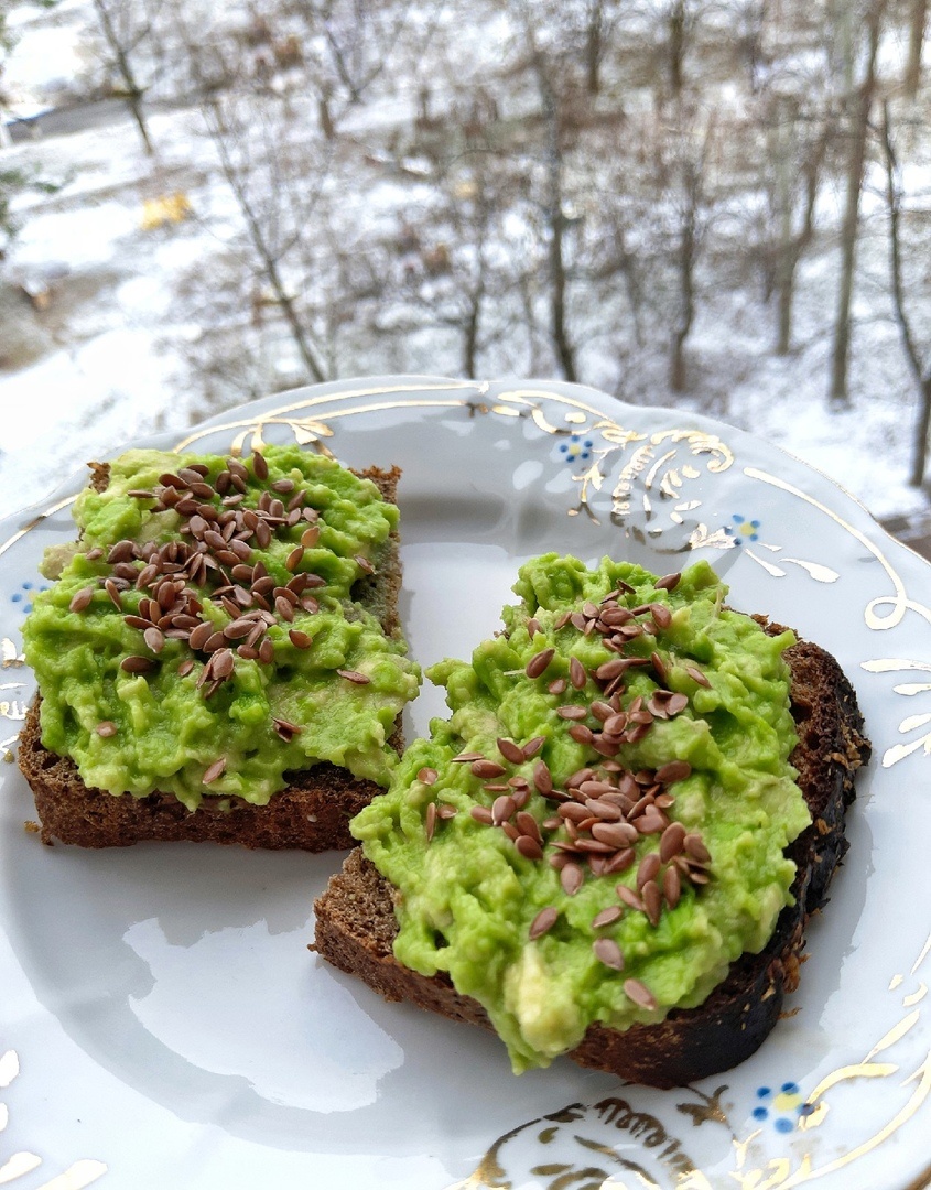 Бутерброды на завтрак: цельнозерновой хлеб, авокадо и семена льна. Пальчики оближешь! 