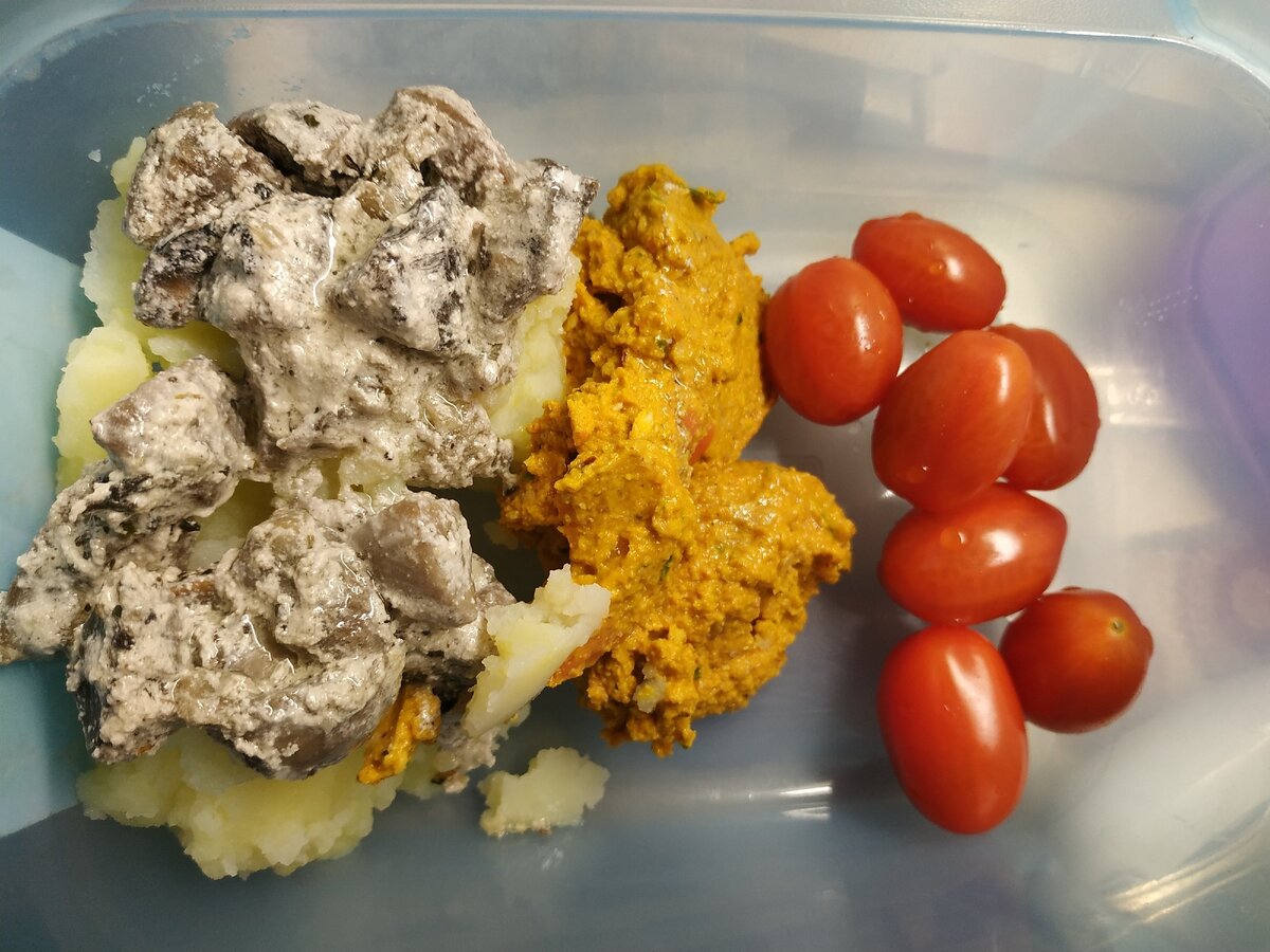 Картошка с грибами, овощное нечто и помидорки