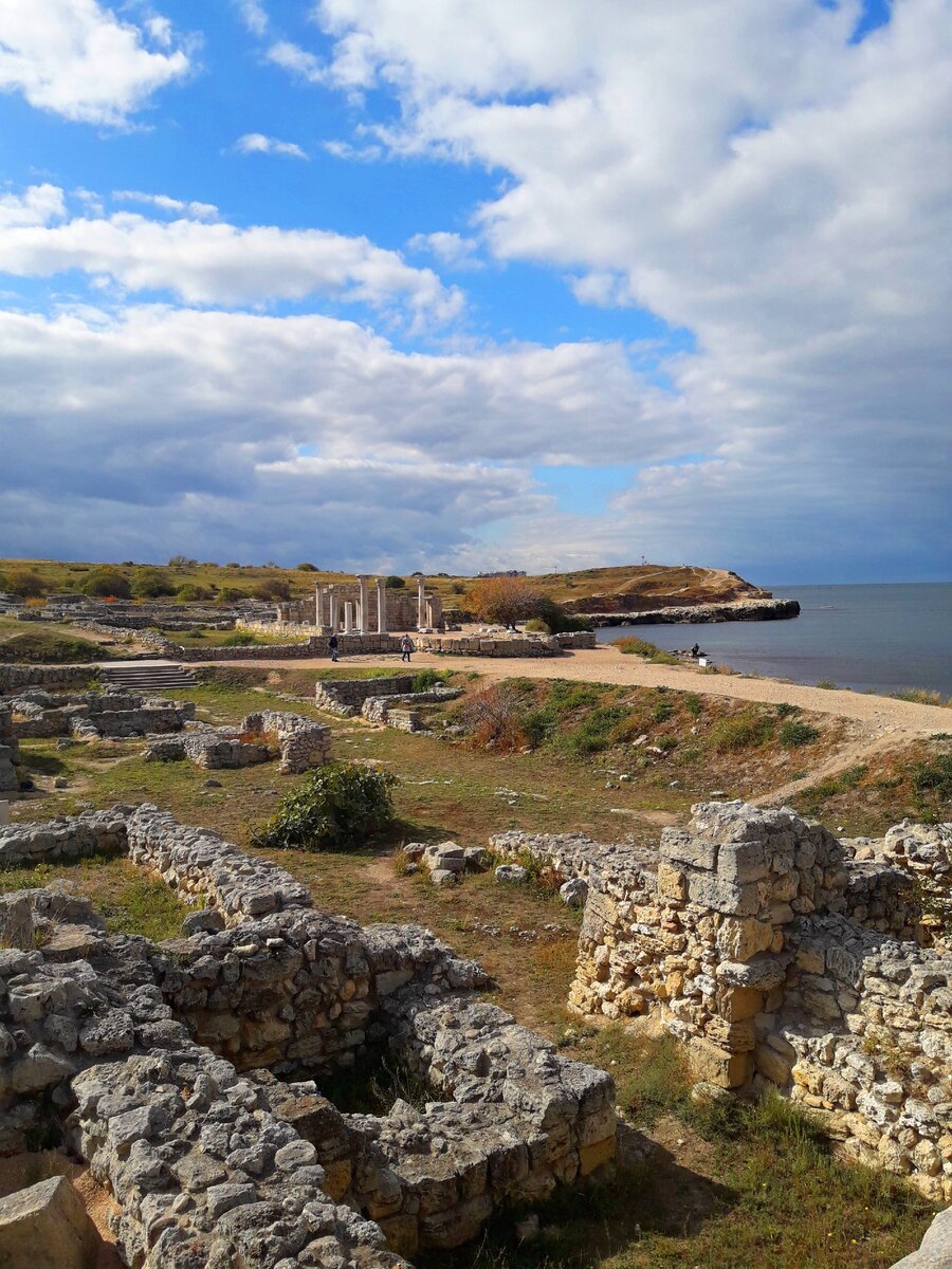 Наша с мужем прогулка по осеннему Херсонесу (Крым), увидели яму для гарума и камень, из которого видно море и небо