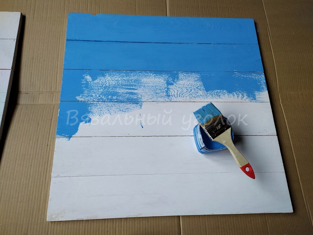 на слой белой краски нанесли голубую