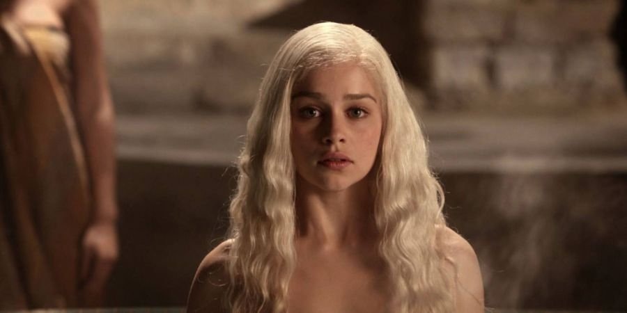 Эмилия Кларк в сериале "Игра престолов".